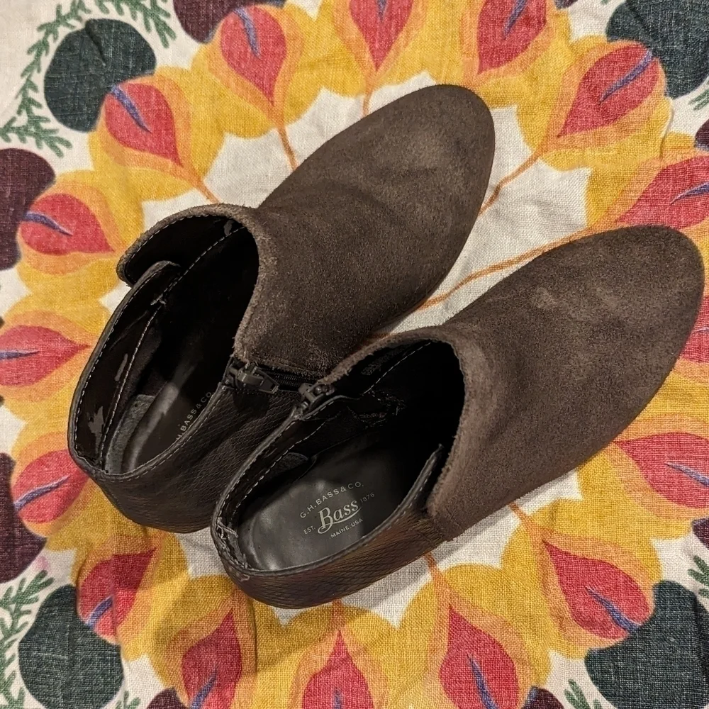 G.H Bass and Co‎ size 7 suede booties